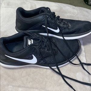 Nike flex run tennis shoes